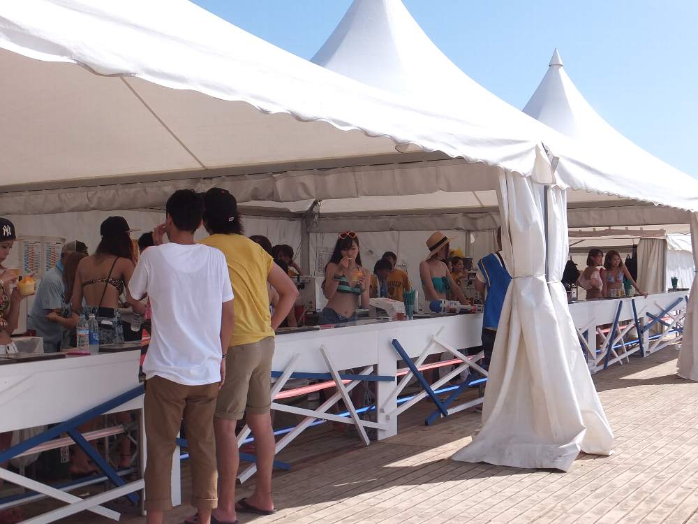 ビーチステージ後方のバー。