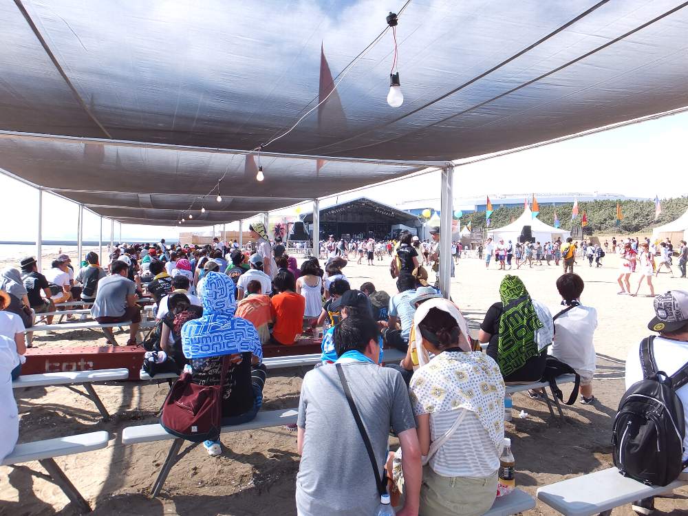 今年は屋根がなく、雨宿りができなくなっている。