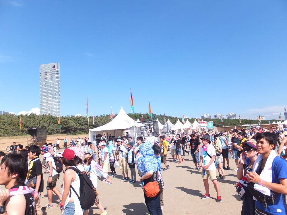 後方のテントは飲食店。
