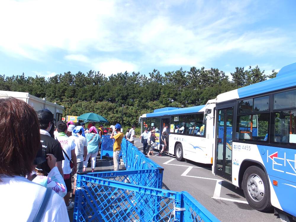 バス待ちの行列。