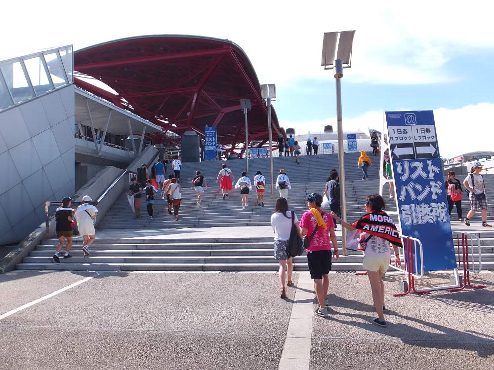 グッズ売り場から入り口へ。