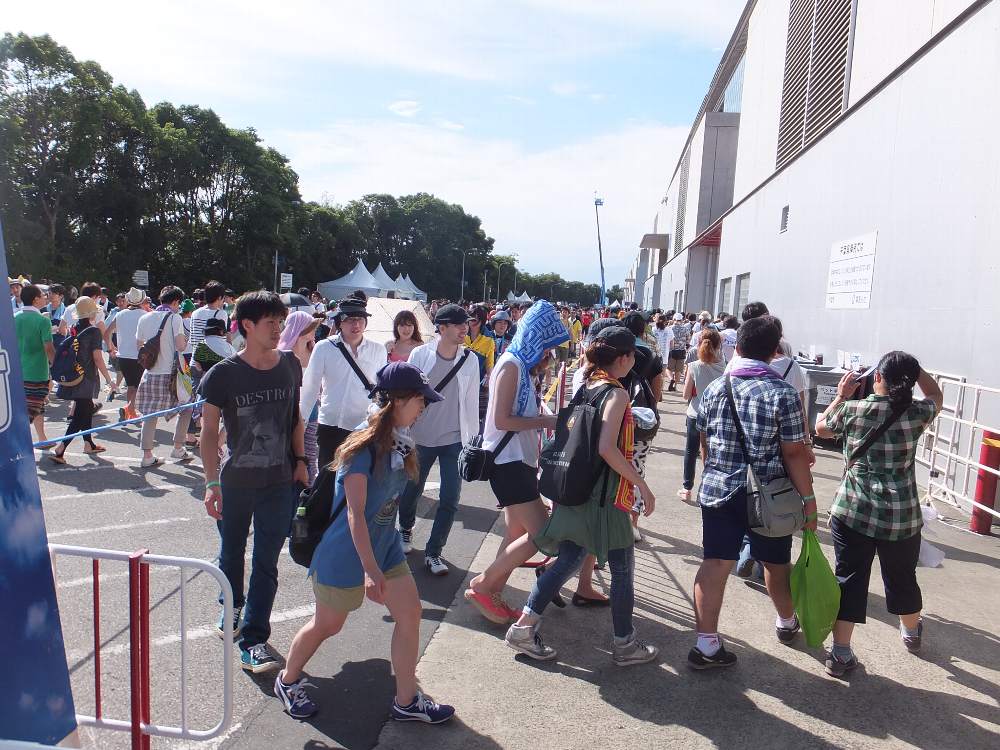 幕張メッセの外側通路。