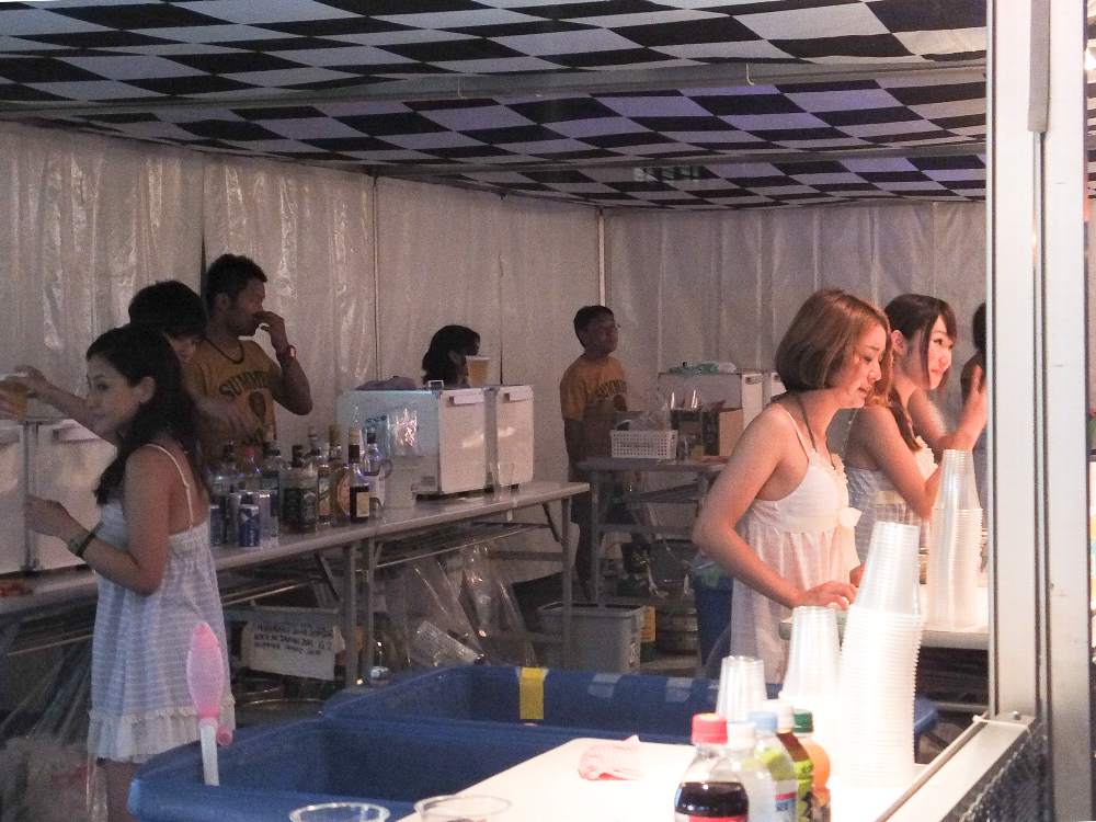 女性は店頭、男性は裏方。