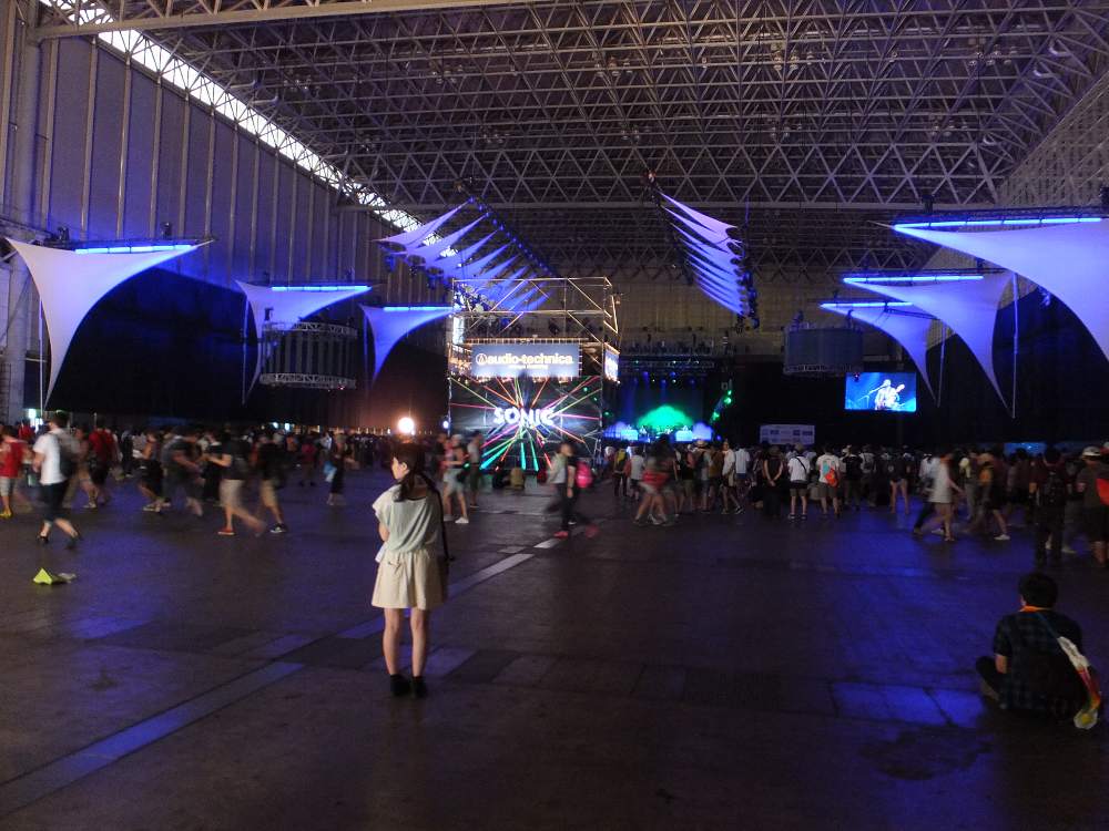 ソニックステージのメトロノミー。観客は少ない。