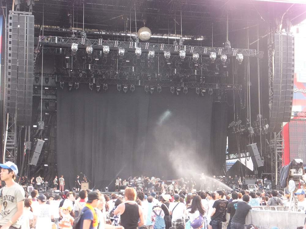 熱中症、暑さ対策の放水。