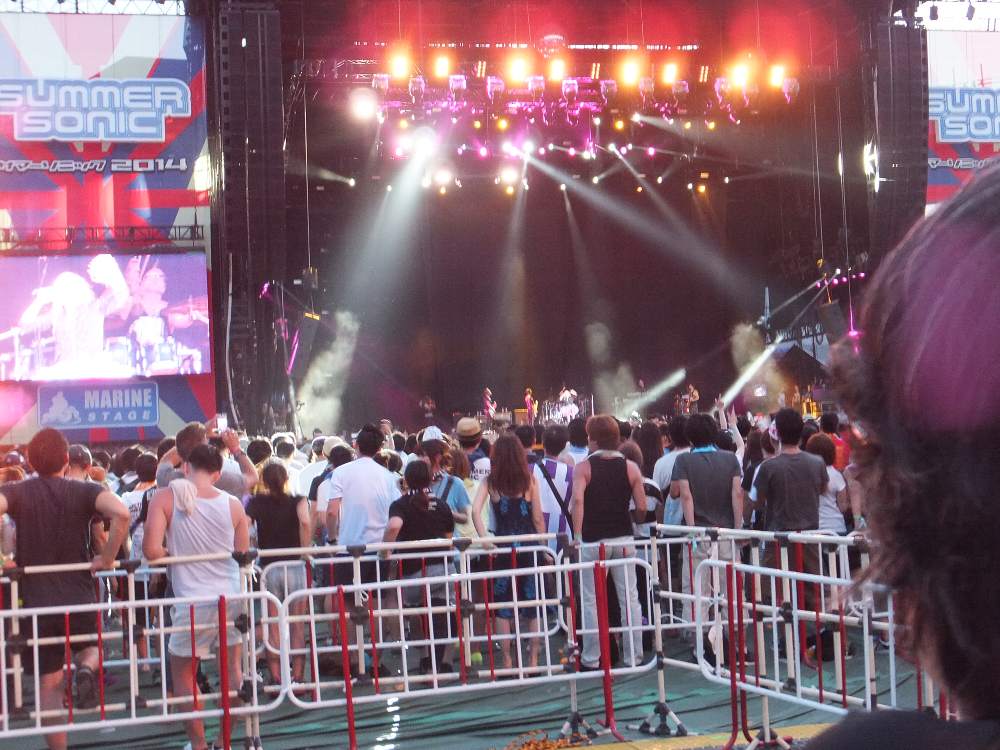 曲調は「ベスト・ダム・シング」のころに戻っている。