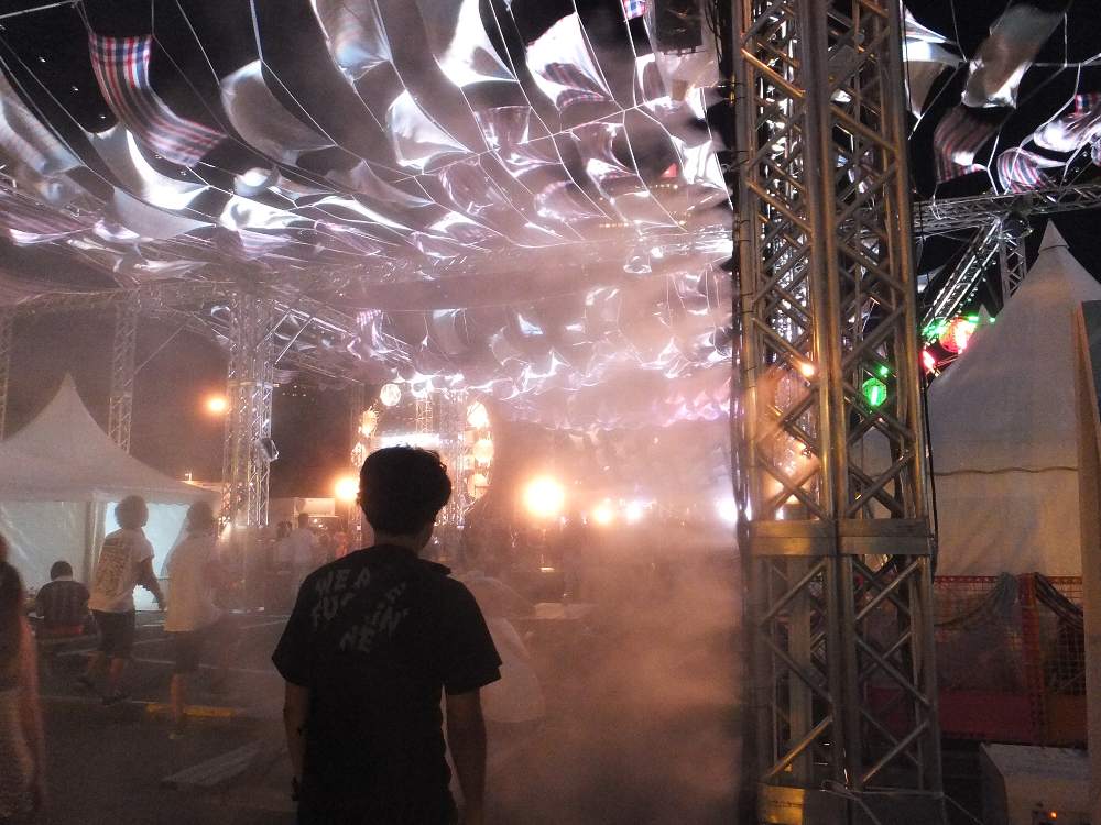 支柱から霧が噴射される。