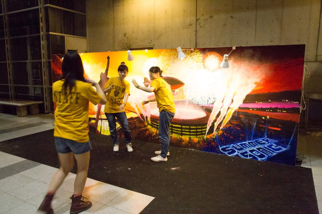 記念撮影する人。