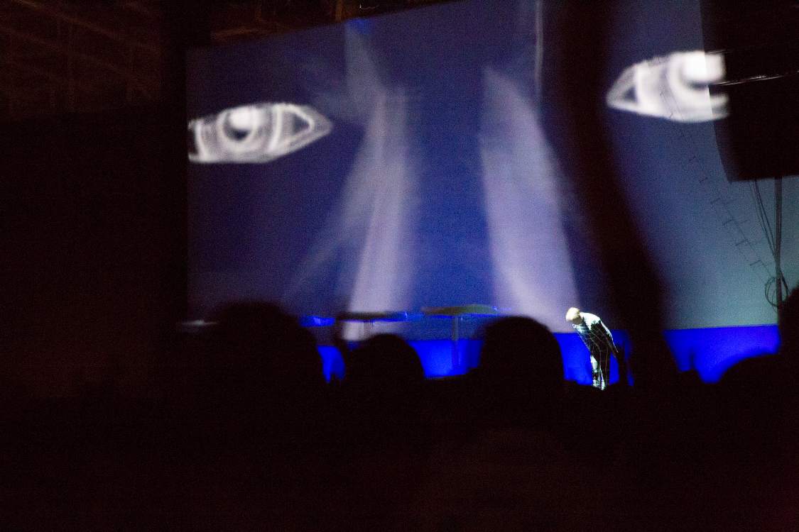 唯一のデビューメンバー、ラルフ・ヒュッターが最後に退場。