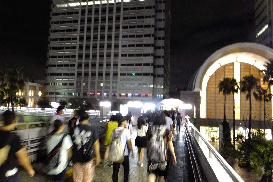 歩行者用通路を一方通行。