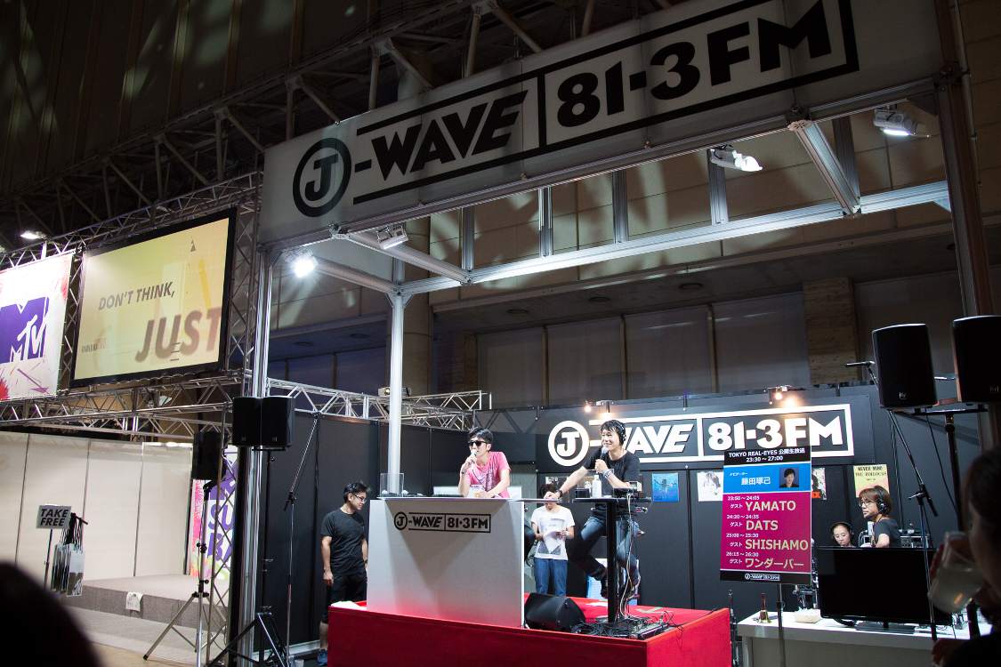 JーWAVEの仮設スタジオ。生放送していた。