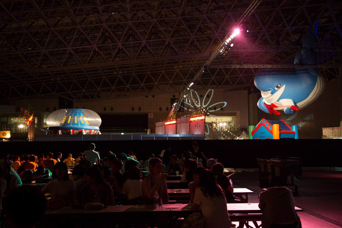 仕切りの手前はテーブル。