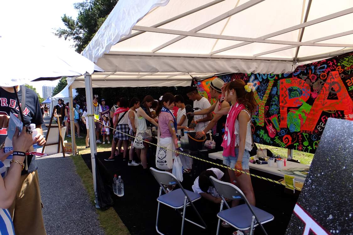 マリンステージゲート手前にあるボディペイントのテント。