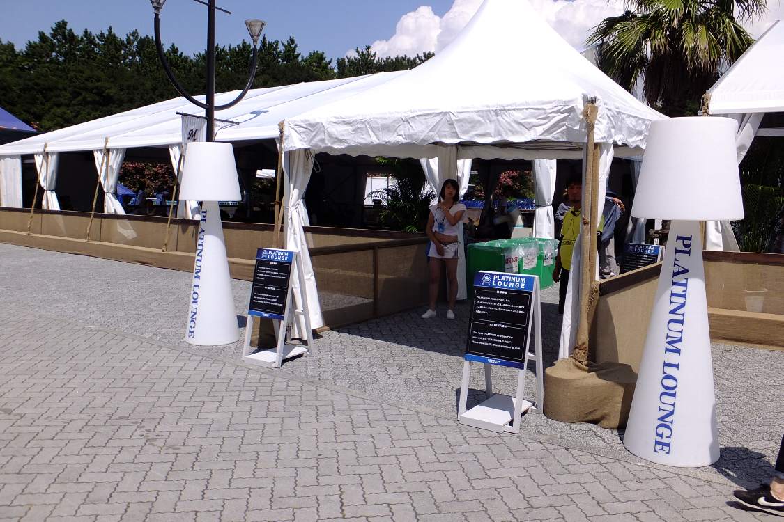 プラチナムラウンジ。入り口にリストバンドチェックがある。