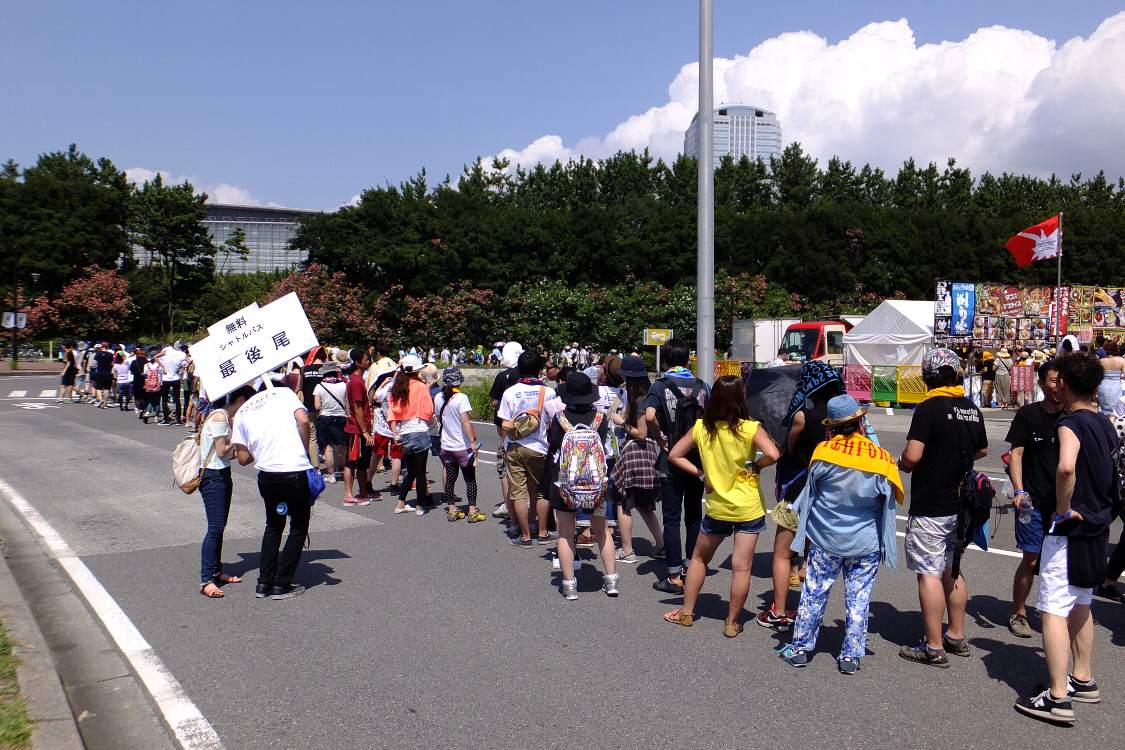 シャトルバスの行列。とても長い。