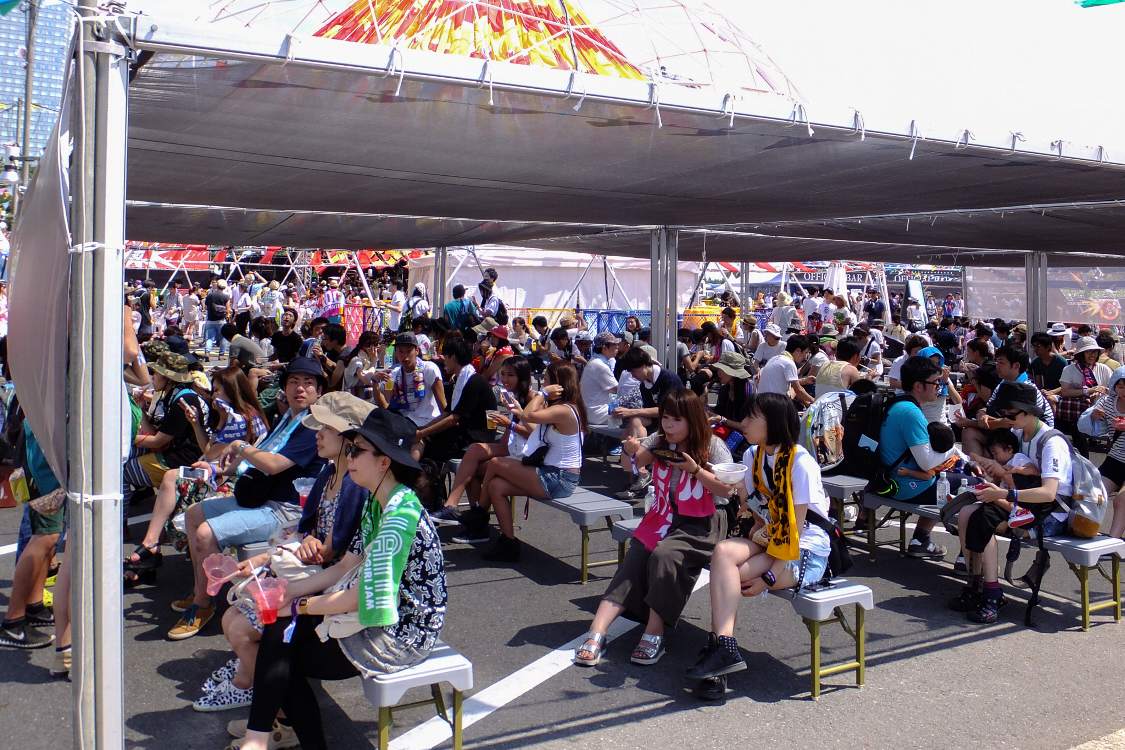 アイランドステージ前のベンチ。