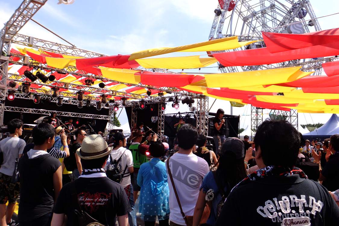 主にアジアのアーティストが出演するが、アーティストというよりはカバーバンドやセミプロのバンドが多い。