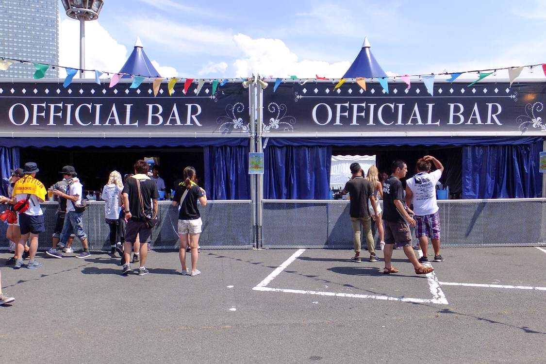 アイランドステージ横の公式バー。