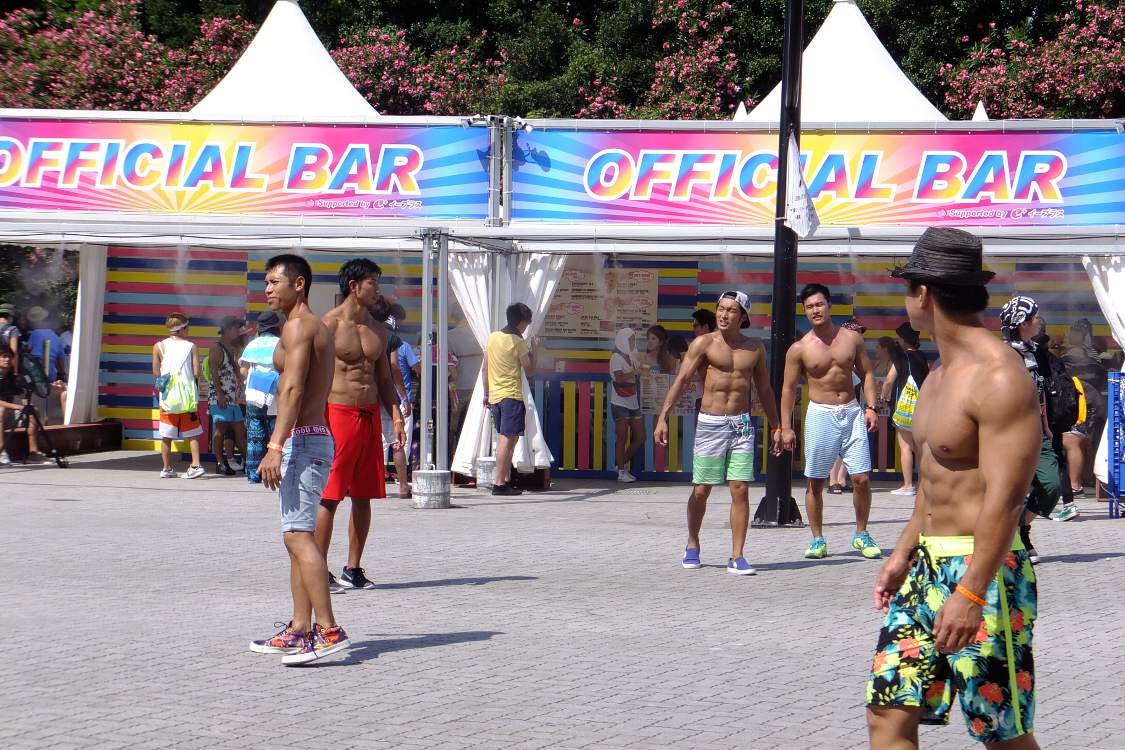 上半身裸の人は客ではなく、飲食店員などと同じ外部スタッフ。