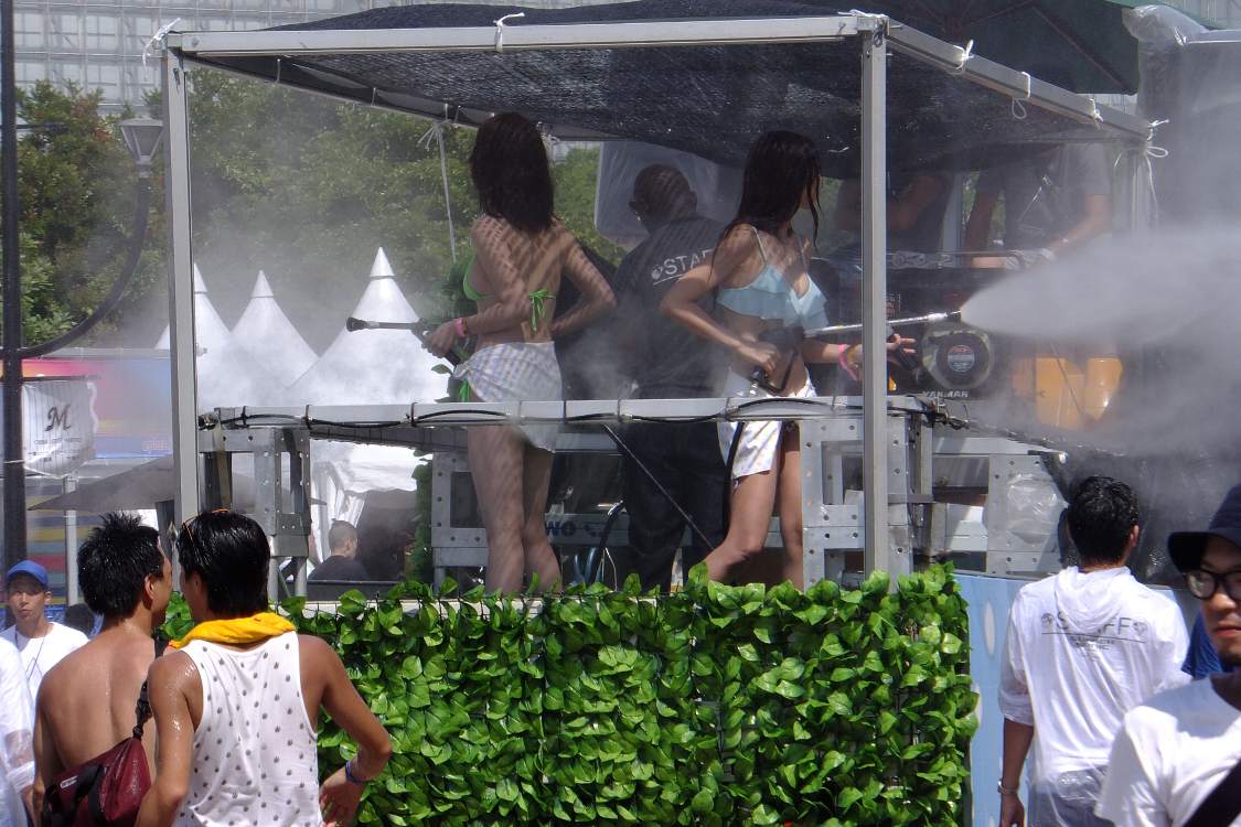 噴射しているのは女性。