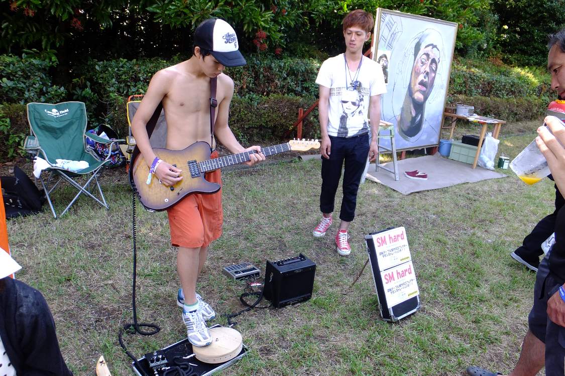 新型エフェクターを客が試し弾き。