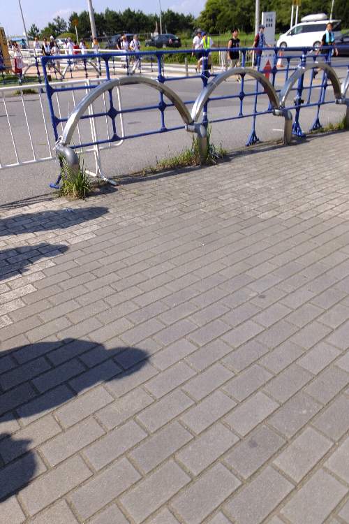 乗り越え防止のために柵の上に柵を増設している。