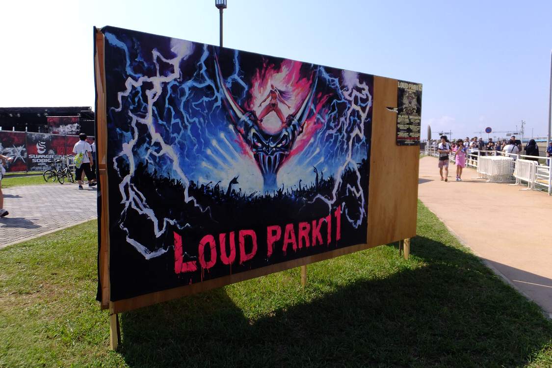 ライブオンザロードの入り口付近にラウドパークの絵を展示。