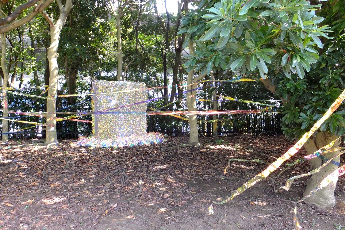 夜になるとライトアップされる造形物。