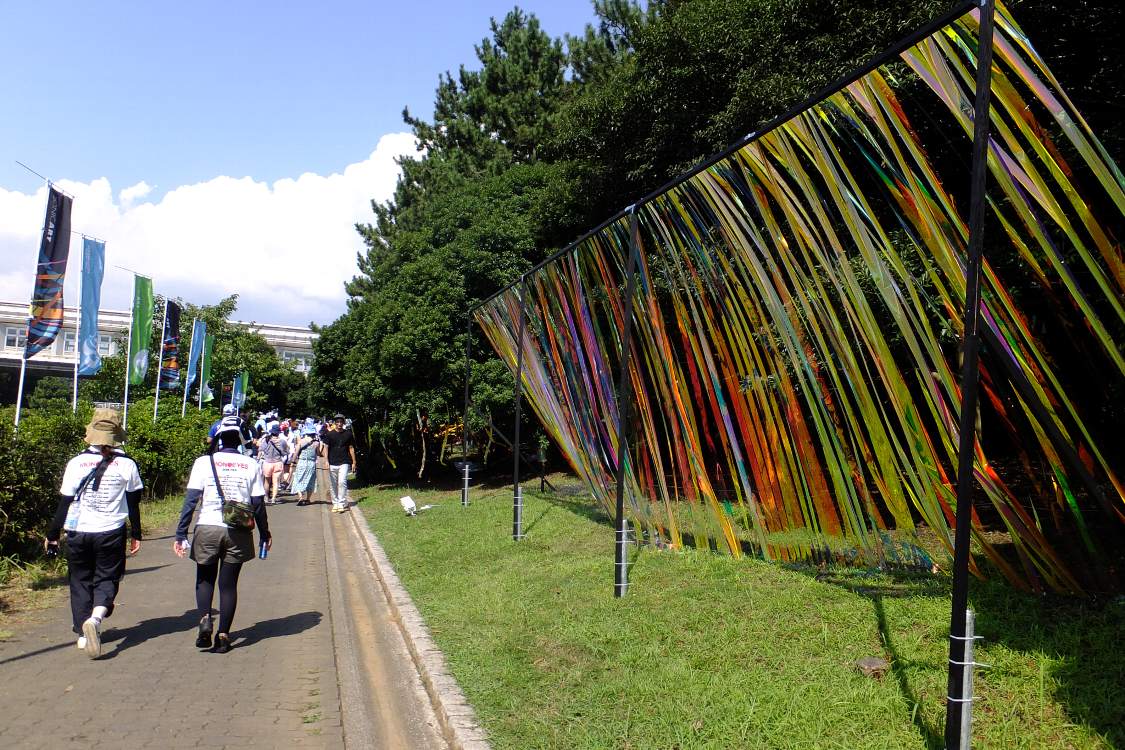 風に揺れて色彩が変わる造形物。