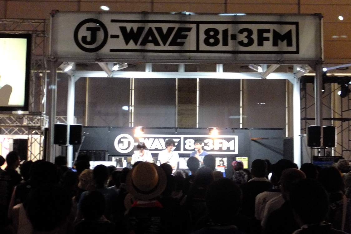 J-WAVE。ソニックマニアに続き、幕張メッセから生放送している。