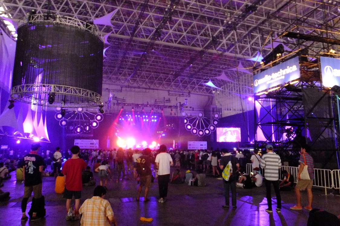 近年はレインボーステージが邦楽中心になっているため、洋楽中心のステージでは最小のステージとなっている。