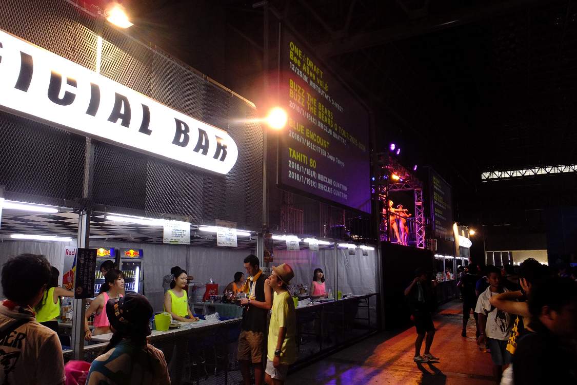 そのステージの両側にある公式バー。