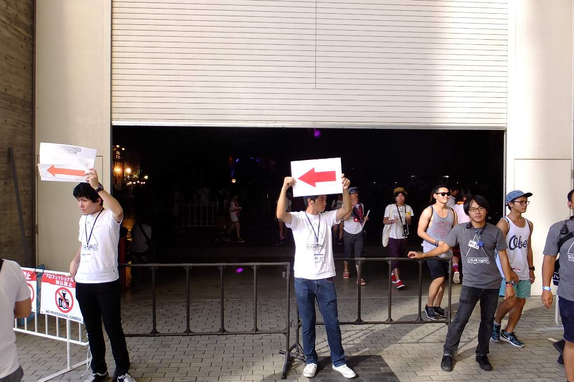 マウンテンステージ、ソニックステージが混雑しているときは入場規制され、幕張メッセの外側から入場する。