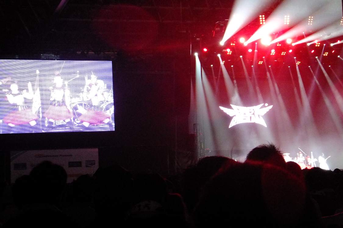 マウンテンステージに出演可能なヘビーメタルアーティストは少ない。