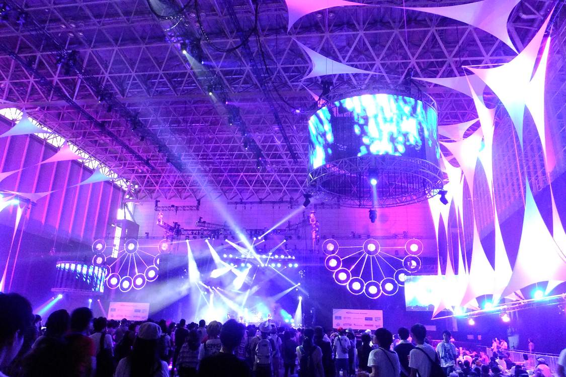 円筒形の映像ディスプレーが多く、出演者もクラブミュージックのアーティストが多い。