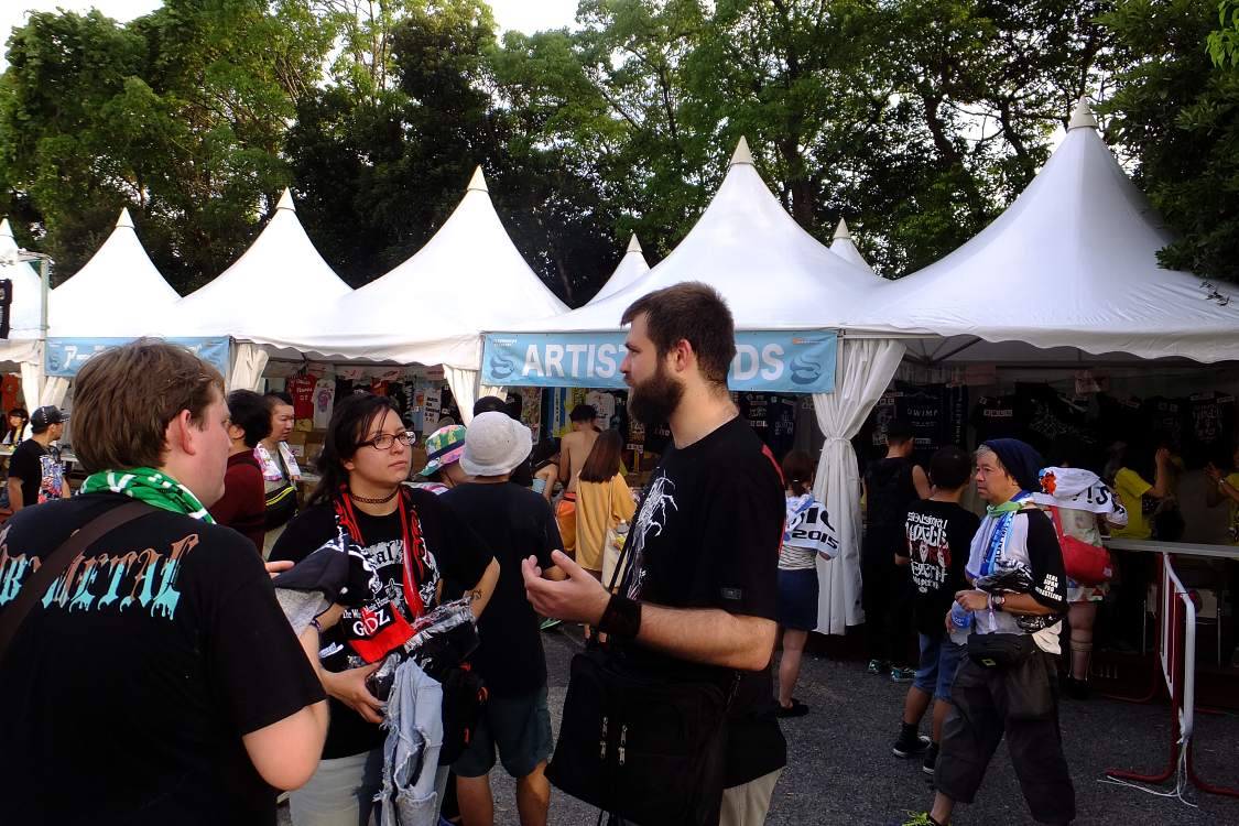 外国人がみんなベビーメタルのTシャツだった。