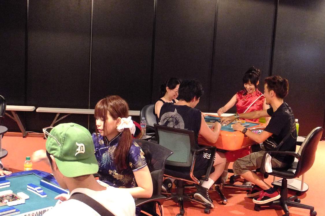 マージャンの女性は毎年チャイナドレス。