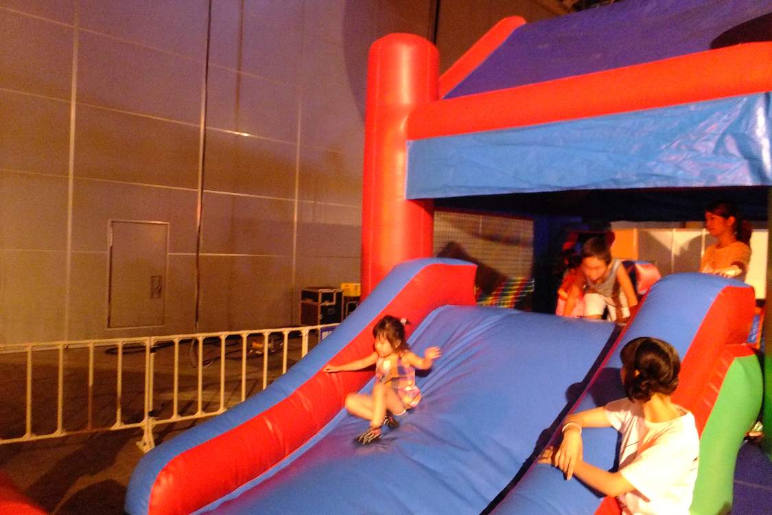 空気充填式の滑り台。