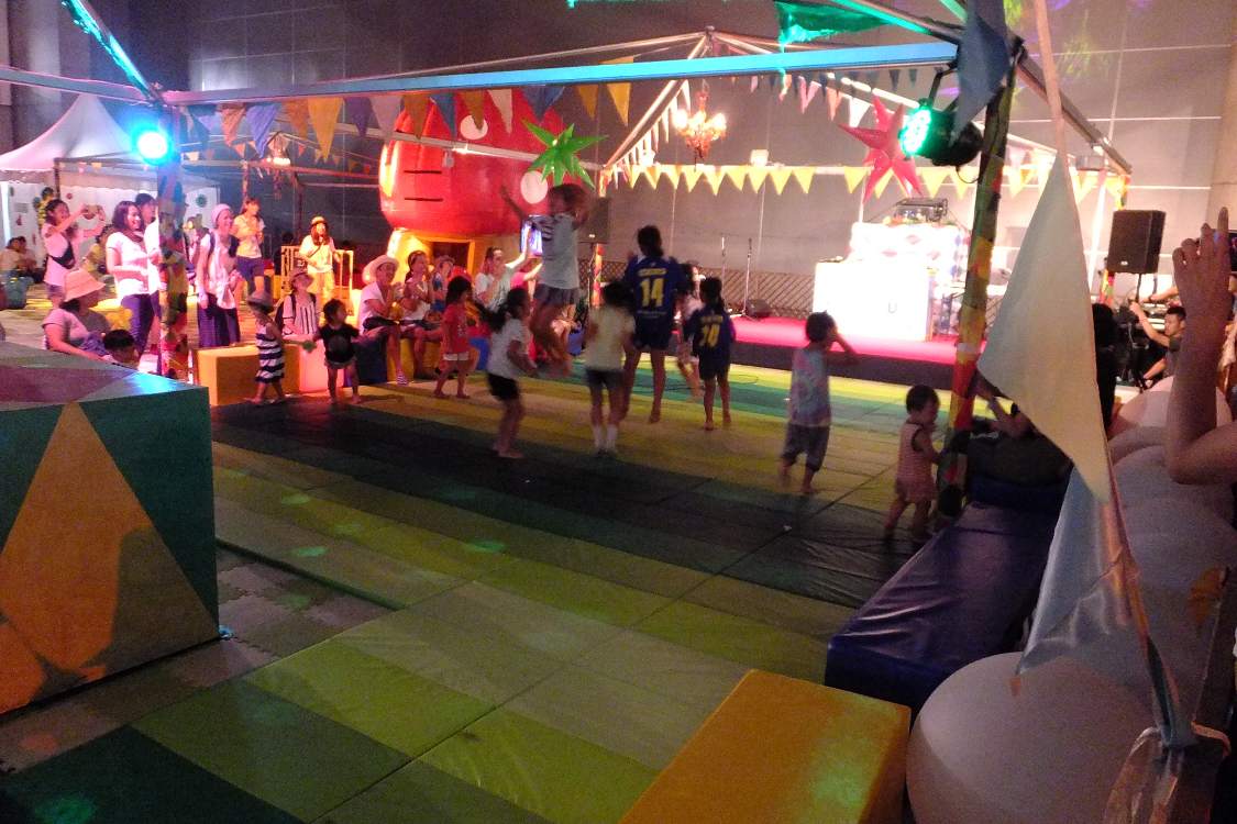 歌のお兄さんは女装している。子どもの乗せ方はうまい。