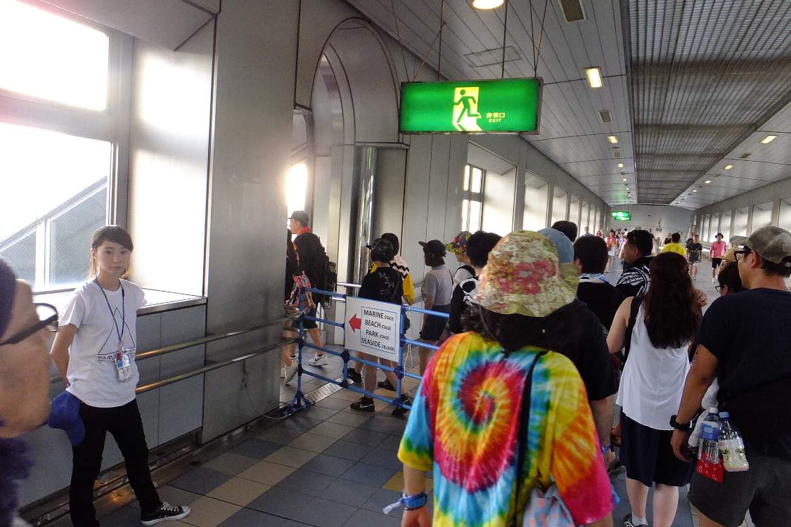 屋根付き歩道橋からマリンステージへ。