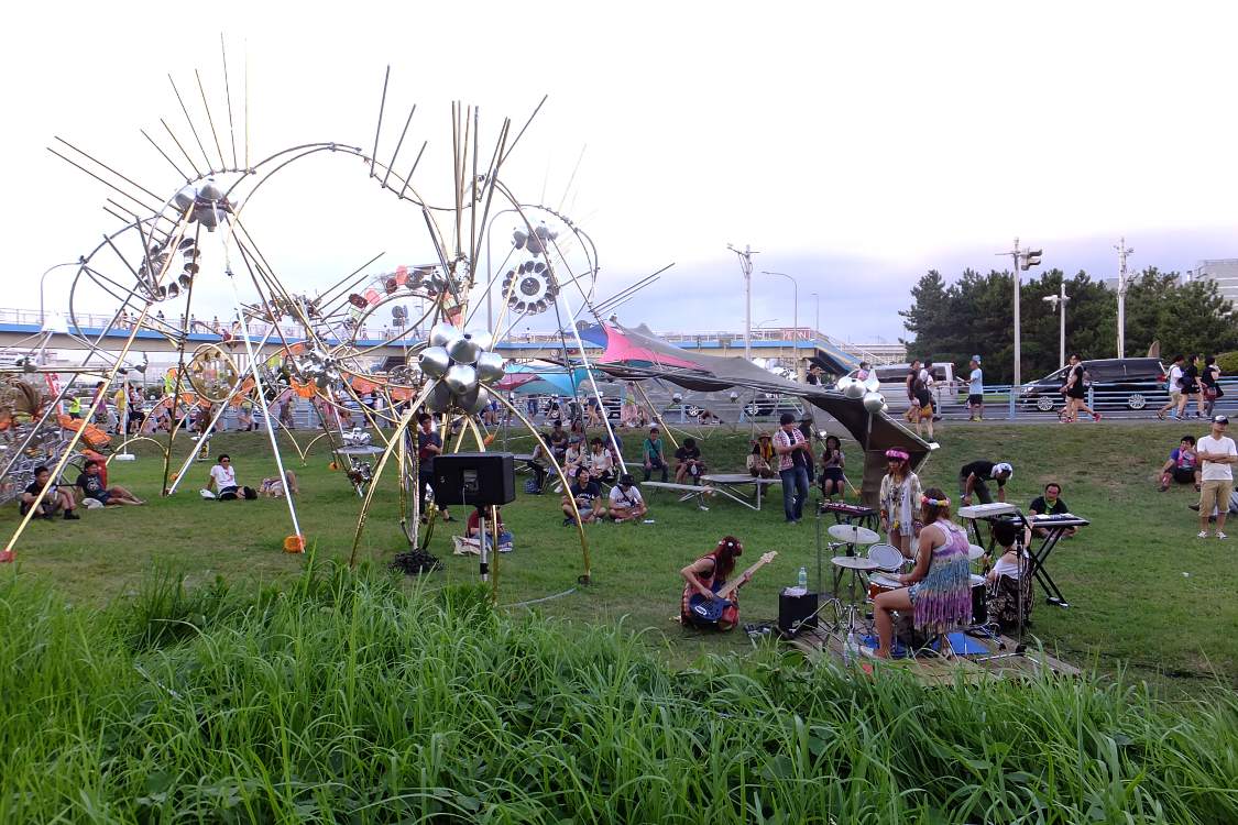 シーサイドヴィレッジゲート前に新設されたグリーンフィールド。