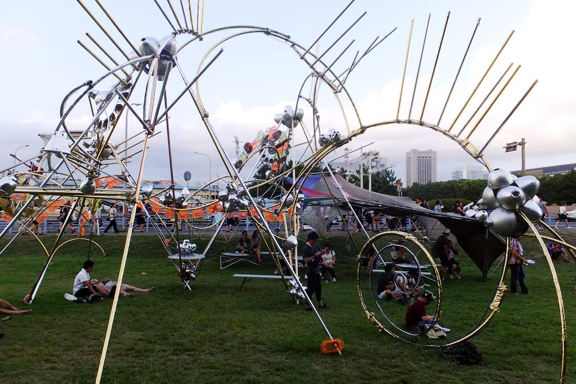 ソニッカートのような造形物を設置している。