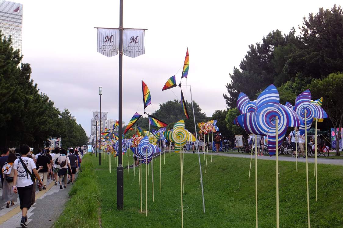 風車の向きからすると、風車はゲート側から設置していったか。