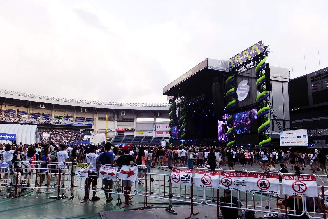 Rブロックからアリーナへ。プラチナムエリアの導線はない。