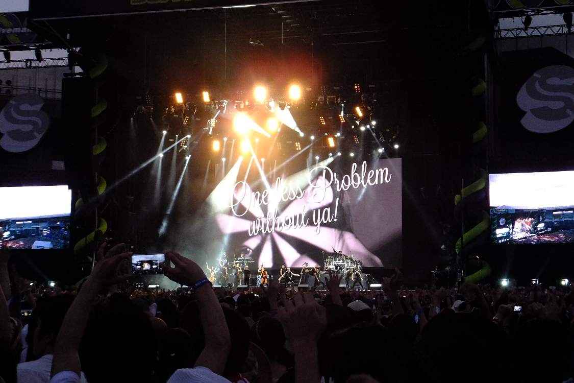 ヒット曲では歌詞が映像で表示されていた。