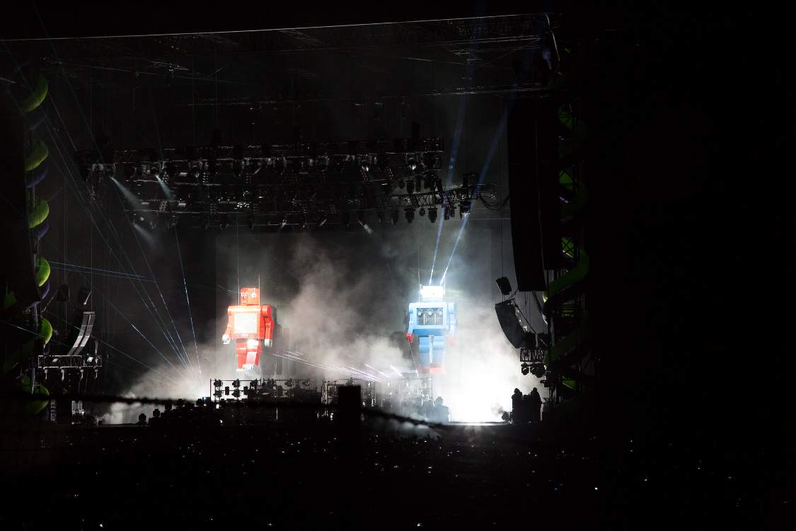 古風なロボット2体登場。