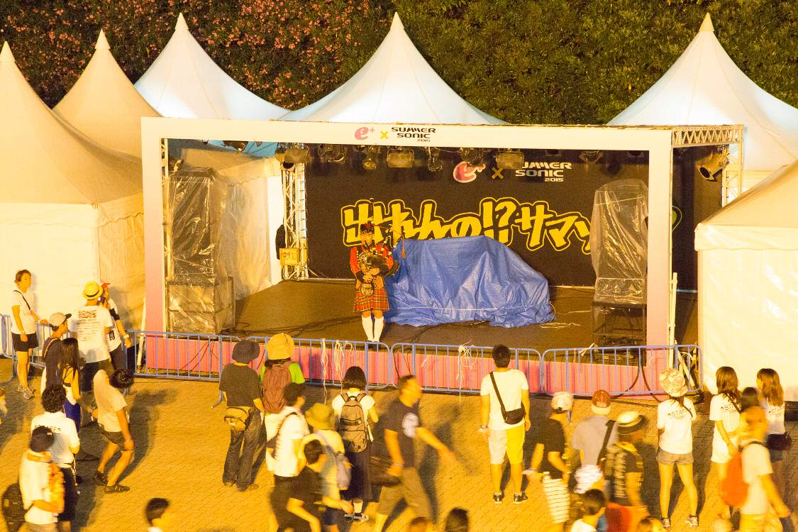 出れんの!?サマソニ!?のステージでバグパイプの独奏をしていた。曲は「アメイジング・グレイス」だった。