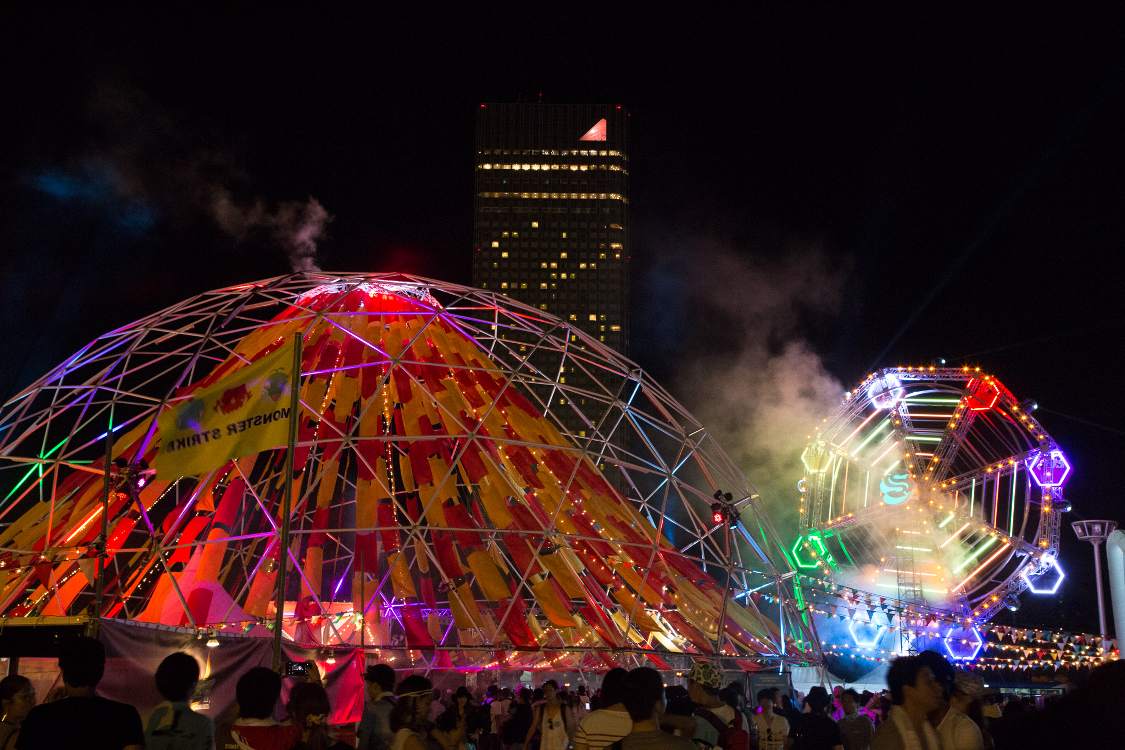 煙のように見えるのは霧の噴射。