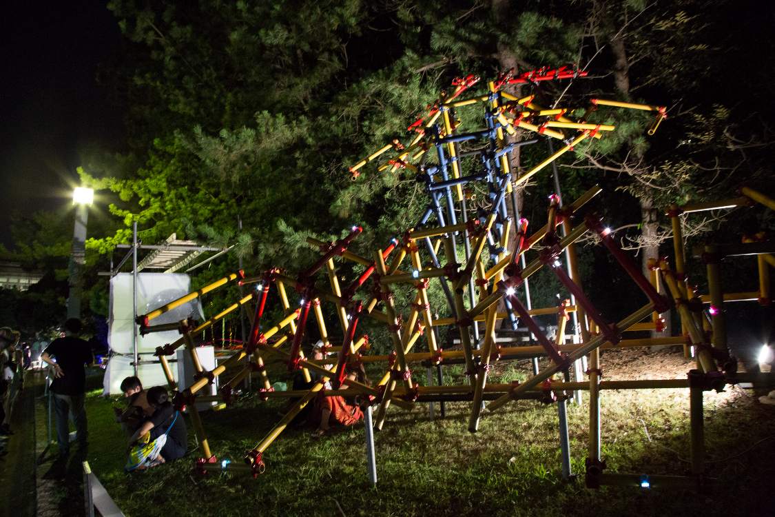 それぞれライトアップされたり照らされたりして目を向けさせる。