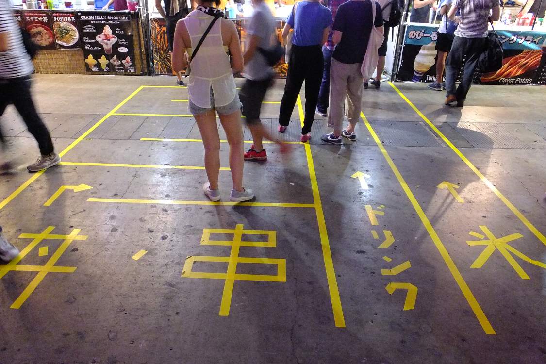 行列の並び方を床に書いている。